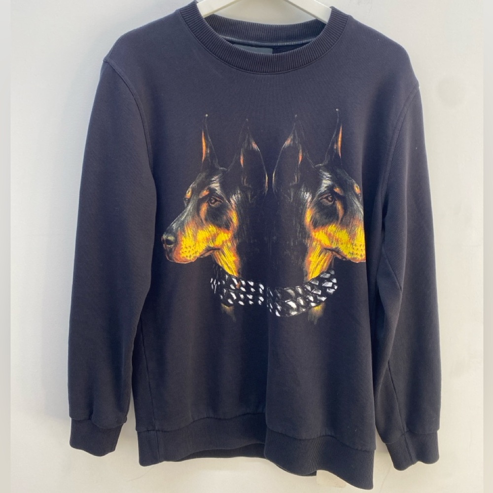 Givenchy Crewneck. Almost new. Size X-Large.